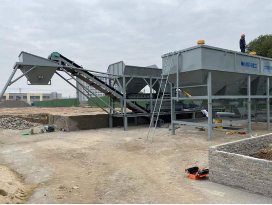 Sistema di miscelazione stabilizzato ad acqua con silos di cemento orizzontale